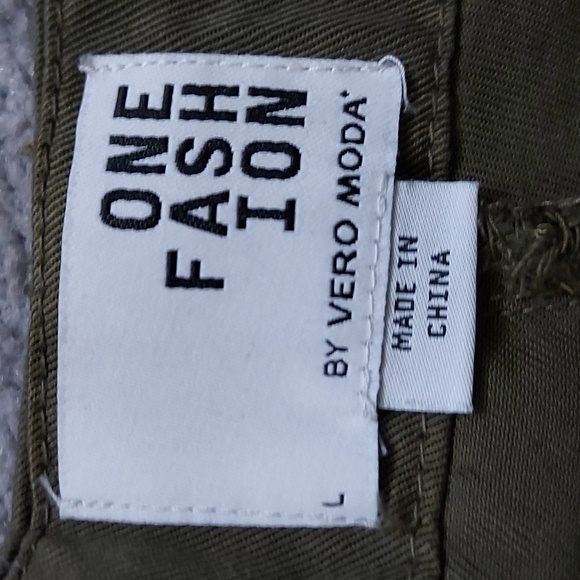 Green Pleated Shorts - Picture 3 of 4